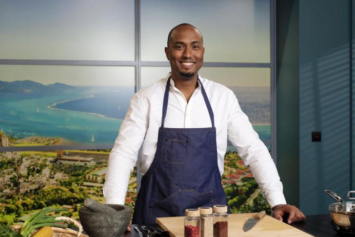  Portant un tablier de cuisine, Brice Laurent Dubois pose devant une table